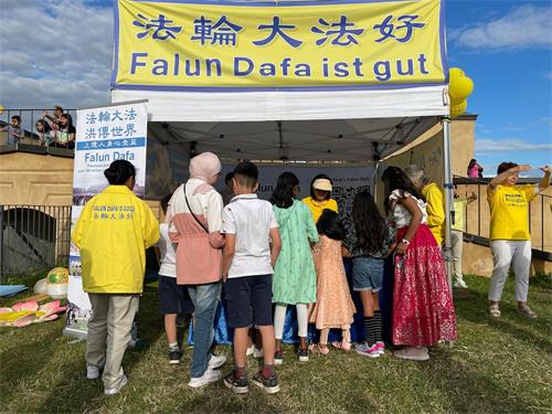 图2、3:民众纷纷了解法轮功的真相。