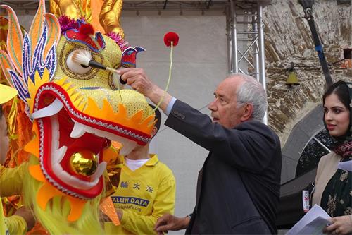 图8:城市的移民和融入咨询委员会的主席康腾托(Vito Contento)画龙点睛