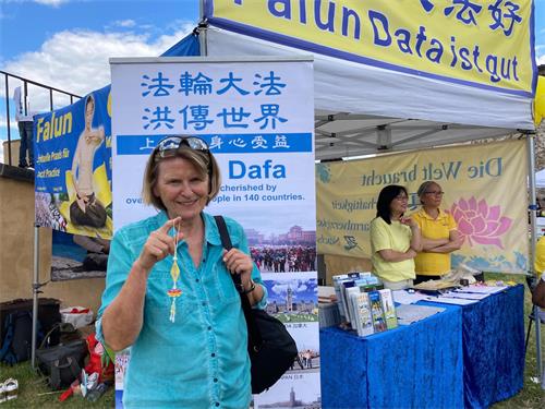 图11:前社会事务咨询师格律科讷尔(Beate Glöckner) 女士表示要更多的了解法轮功