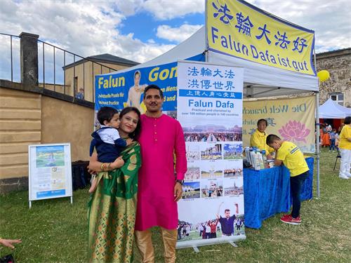 图14:辛格Piyush Singh 和妻子赞叹法轮功的平和。
