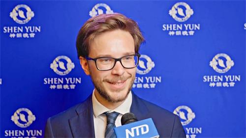 '图4:二零二二年六月二十五日晚,贵族世家伯爵卢多维科·贝维拉夸(Ludovico Morando Bevilacqua)观赏了神韵纽约艺术团在维罗纳Teatro Filarmonico的首场演出。(新唐人电视台)'