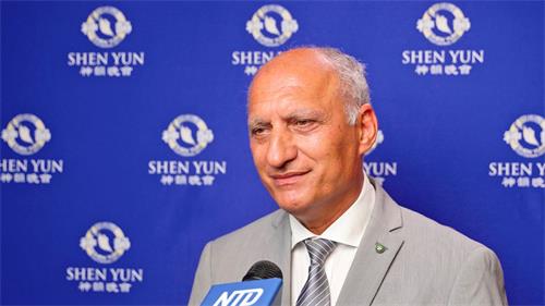 '图5:二零二二年六月二十九日晚,的里雅斯特市议会主席弗朗切斯科‧潘特卡(Francesco Panteca)观看了神韵纽约艺术团,在意大利的里雅斯特Politeama Rossetti剧院的第二场演出。(新唐人电视台)'