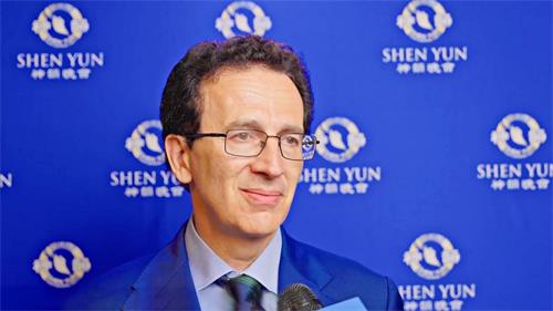 '图8:二零二二年六月二十五日晚,意大利人权联合会主席安东尼奥·斯坦戈(Antonio Stango)观赏了神韵纽约艺术团,在维罗纳Teatro Filarmonico的首场演出。(新唐人电视台)'