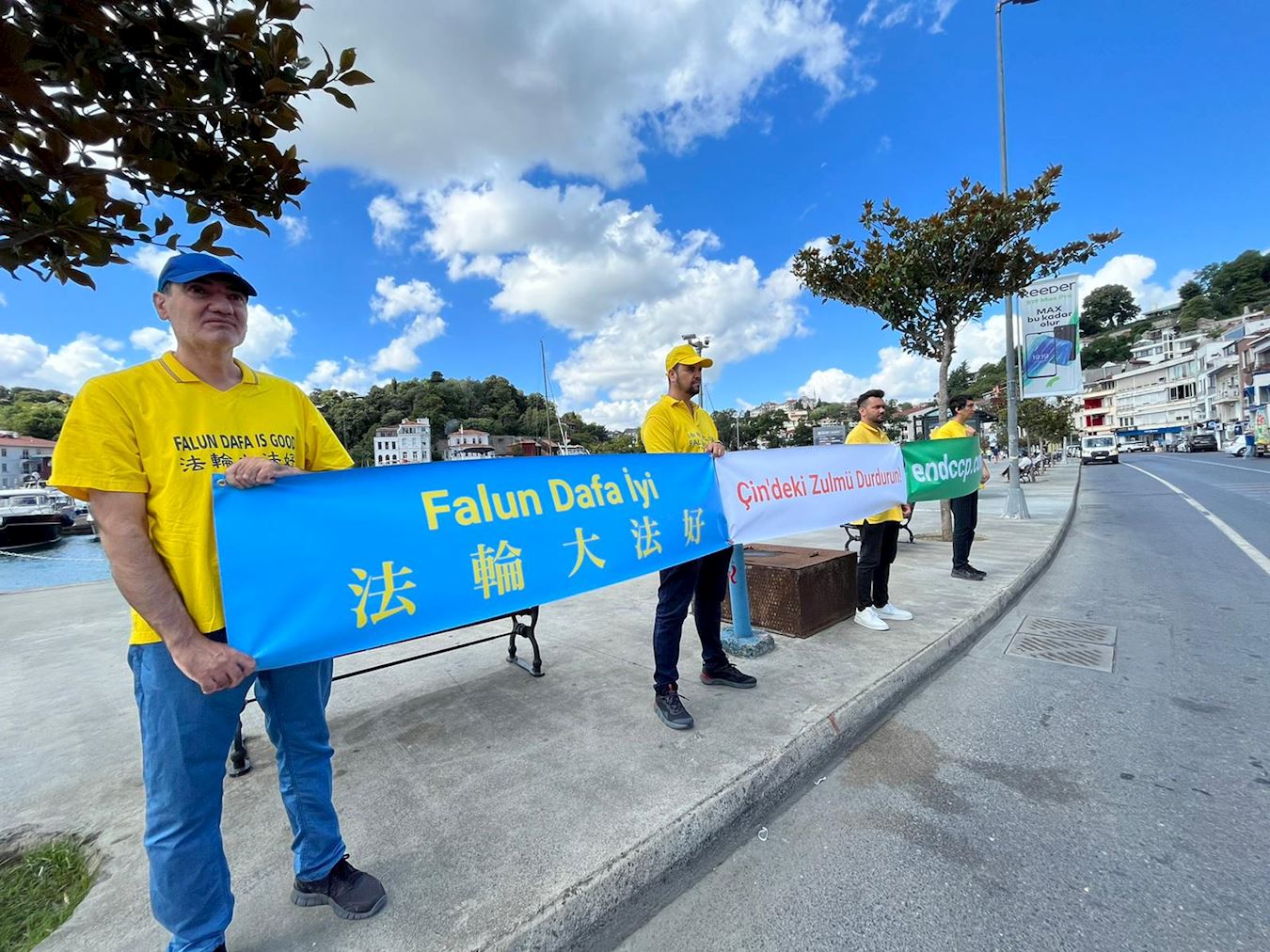 '图1:二零二二年七月二十日,土耳其的法轮功学员聚集在伊斯坦布尔中领馆附近和平请愿,谴责中共对法轮功学员长达二十三年的迫害。学员们面向街道举着横幅,许多路过的司机纷纷鸣笛鼓掌,表达支持。'
