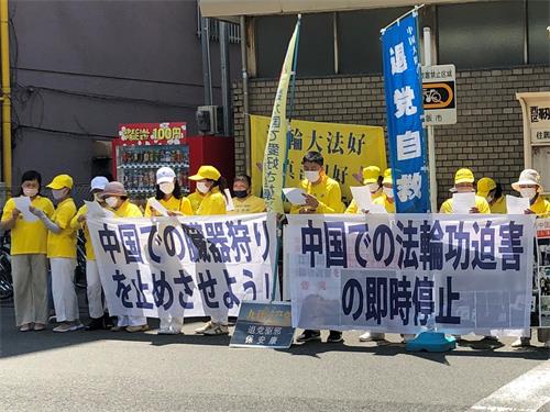 图3:法轮功学员代表宣读公开信。