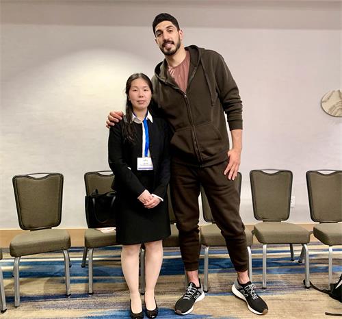 图3:韩雨在IRF的幸存者见面会上与NBA篮球运动员伊内斯·坎特合影。