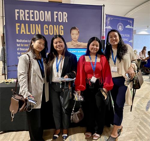图4:手中拿着法轮大法资料的几位缅甸年轻女士。
