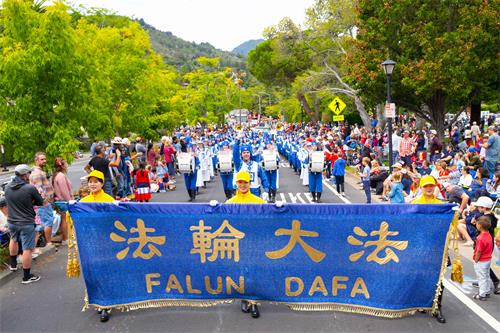 图9:美西天国乐团应邀参加拉克斯波市(Larkspur)独立日庆祝游行