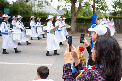 图11~14:美西天国乐团应邀参加拉克斯波市(Larkspur)独立日庆祝游行