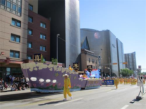 图1:法轮大法学员的方阵由炼功方阵、花车和腰鼓队组成