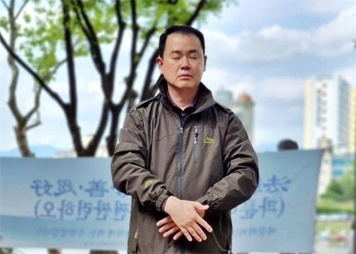 '图2:自从炼法轮功以后,原本脸颊黯沉的金永标变得光润明亮,瘦弱的身体也变得健康了。每天的晨炼让他意志力增强,精神格外充沛。'