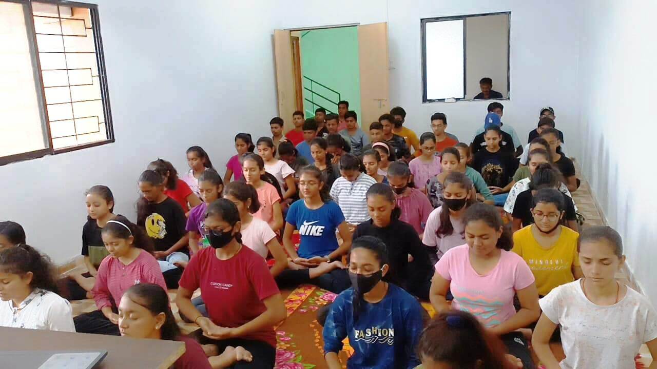 图5:NEET学生正在学炼法轮功的第五套功法——神通加持法