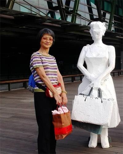 '图9:高中英文退休教师郑金莲。'