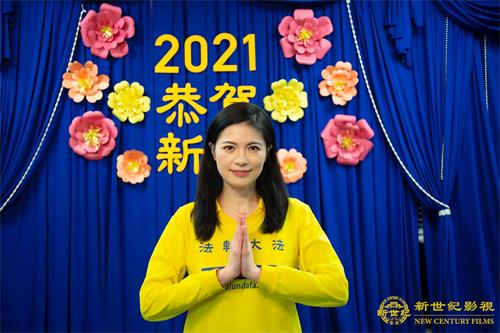 '图4:影视《凤兰花开时》女主角王虹文双手合十,感恩法轮大法师父。'
