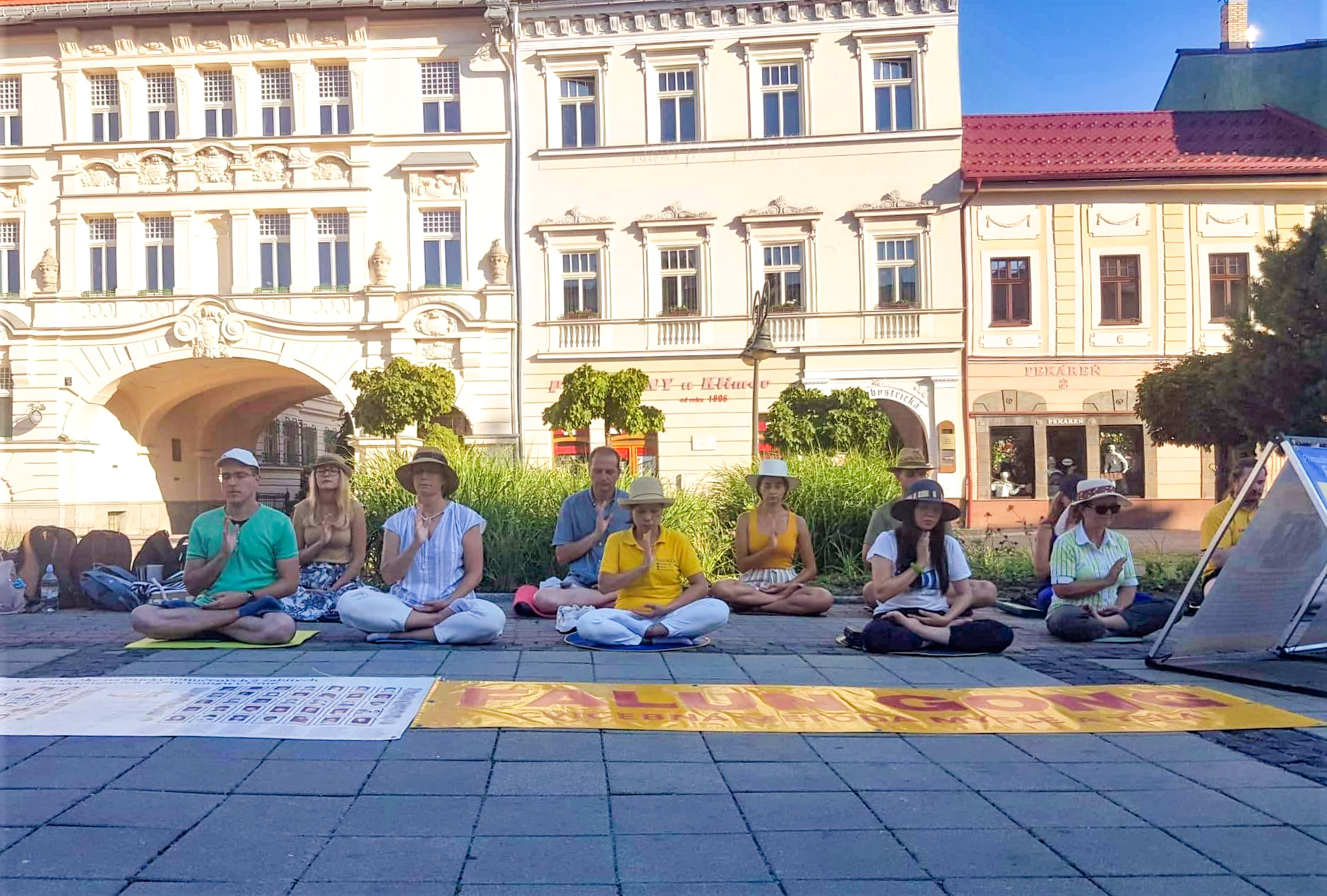 图1:法轮功学员在斯洛伐克的Banska Bystrica传播真相。