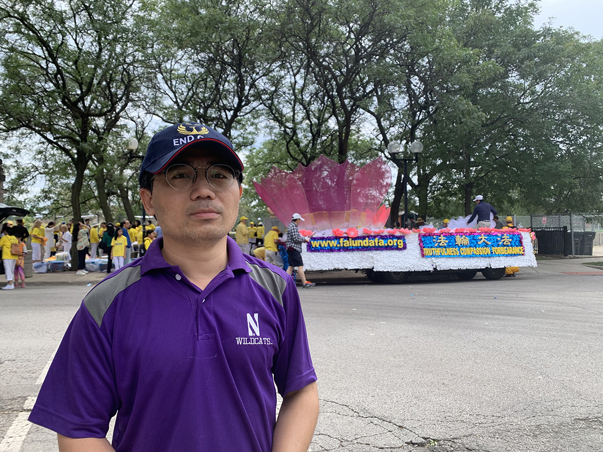 图6:二零二二年八月十三日,法轮功学员在芝加哥中国城举行大游行。来美三年的华人邝先生主动向法轮功学员表达感谢、支持。