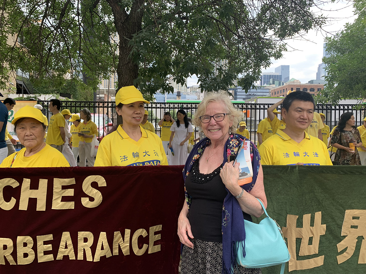 图11:二零二二年八月十三日,美国中部的部份法轮功学员在芝加哥中领馆前集会,抗议迫害。横幅上真、善、忍的信息吸引了来自密西根安娜堡市的画家安琪·米勒(Angie Miller)女士。