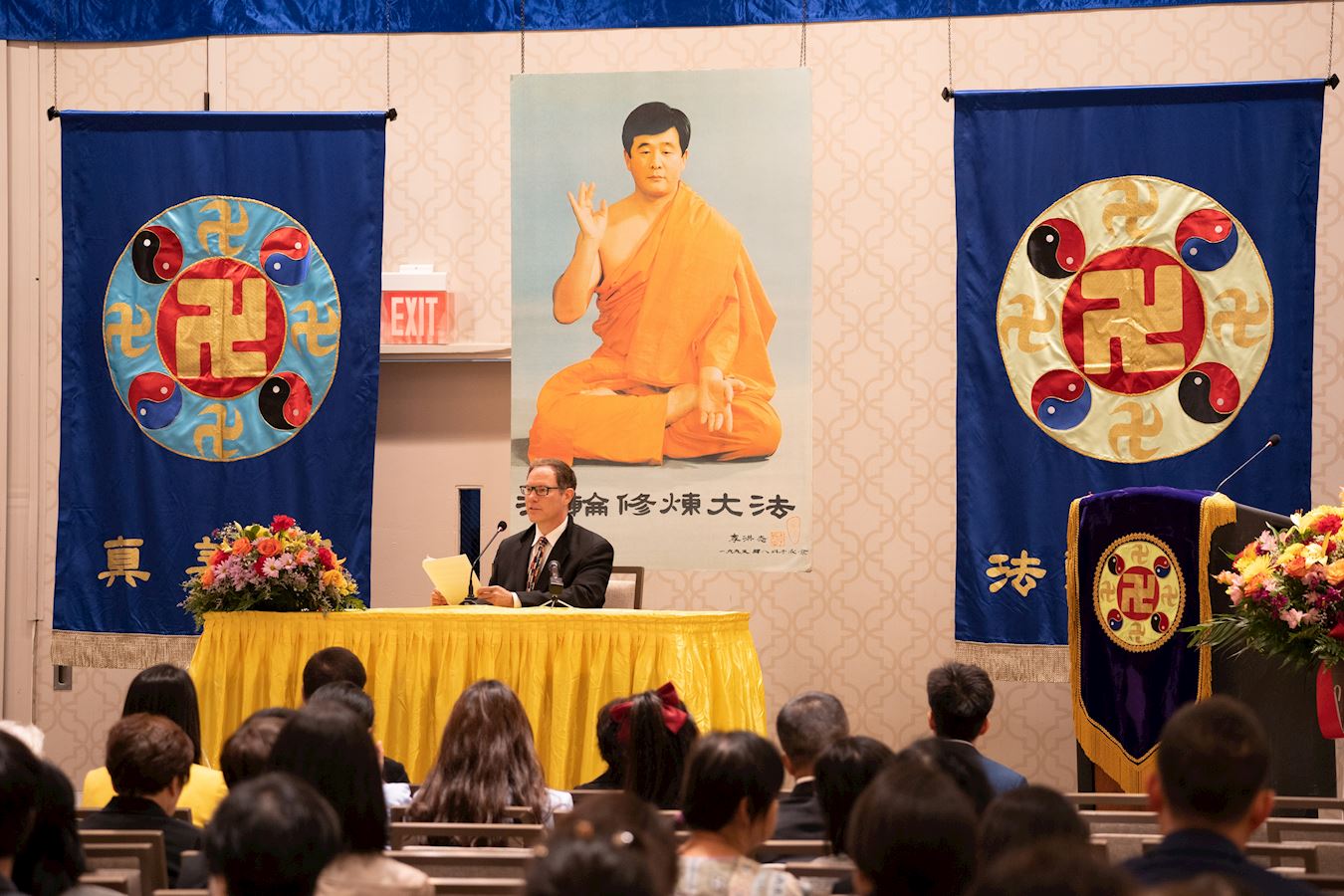 '图2~6:二零二二年美中法会上,法轮功学员交流修炼心得'