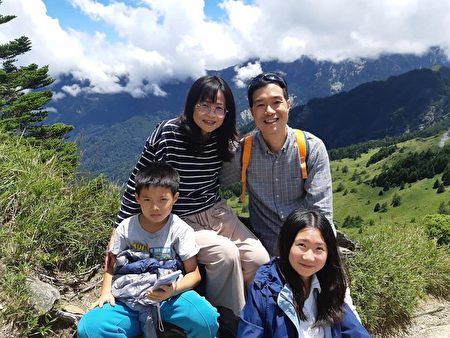 '图9:法轮功学员江淳卉得法后身心受益,一家和乐融融。'