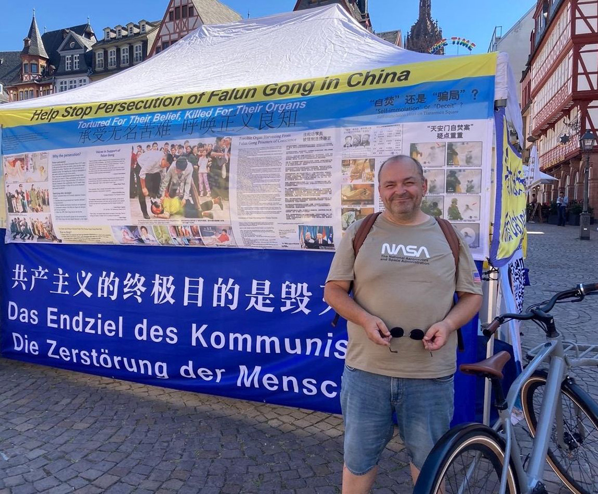图12:瑞士人肯泽巴赫(Kinzebach)先生称赞中国人很勇敢。