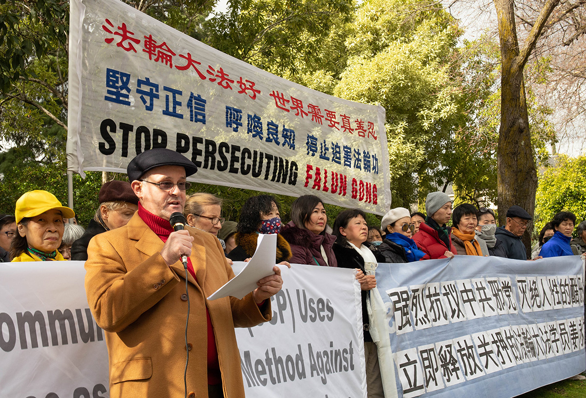 图5:二零二二年八月十五日,墨尔本法轮大法学员贝特曼(Marc Bateman)呼吁澳洲政府追究中共侵犯人权罪责。