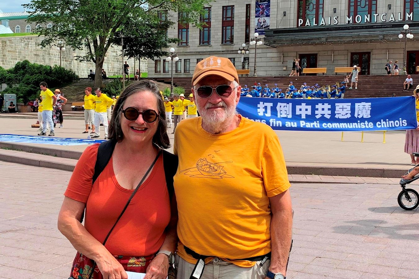 '图7:来自魁北克省列维斯(Levis)市的勒克莱(Marie Leclerc,左)支持四亿人中国人退出中共组织。'