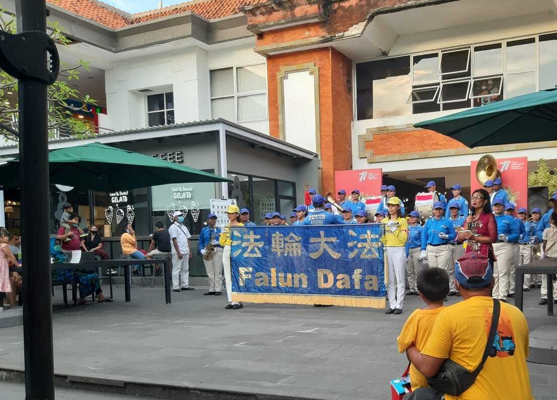 图1:八月十四日,天国乐团在Mall Bali Galeria演奏歌曲