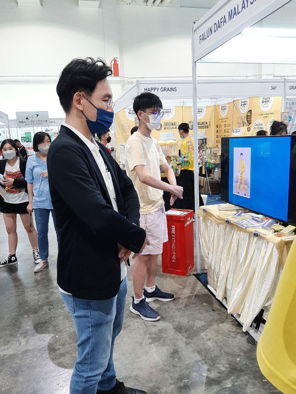图2~7:法轮大法展位吸引了许多民众前来了解法轮功、学炼五套功法,体验到法轮功带来的美好与殊胜。