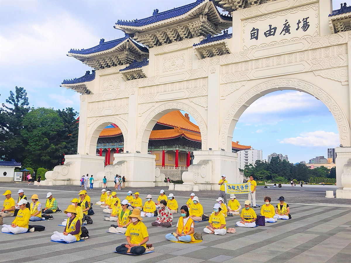图1~2:部份台北法轮功学员在中正纪念堂自由广场炼功洪法