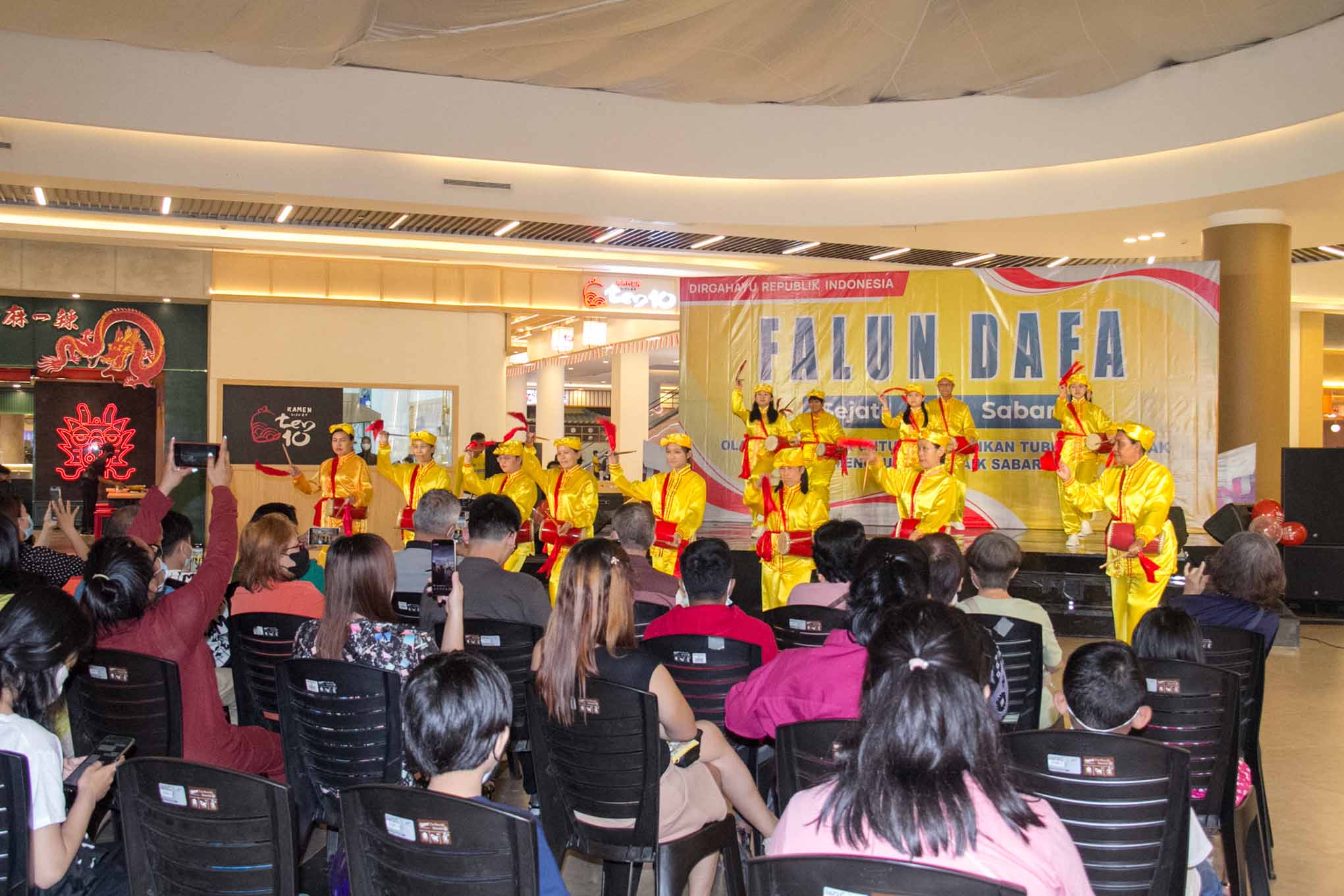 图2:由法轮功学员组成的腰鼓队在One Batam Mall表演
