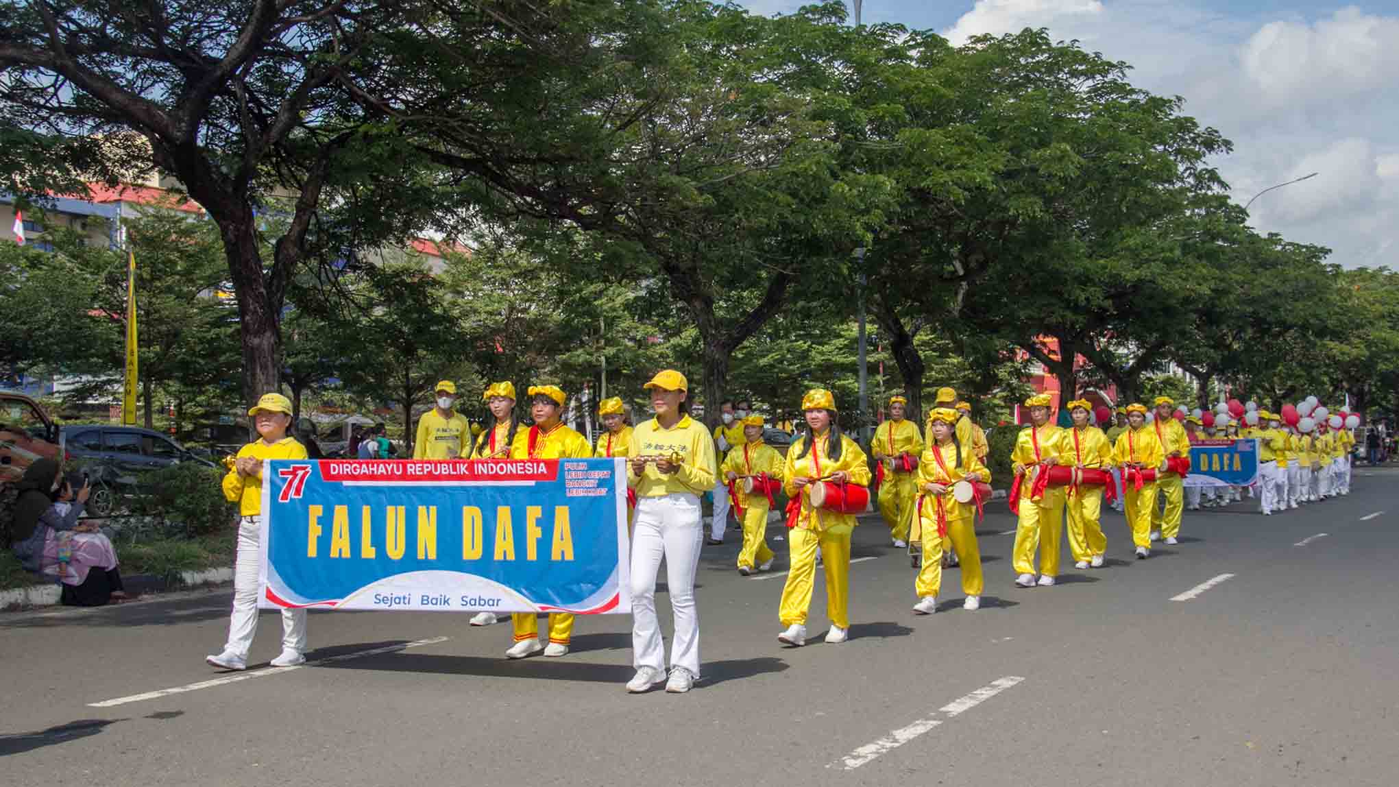图8:巴淡岛法轮功学员参加了巴淡市政府组织的庆祝印尼第77届独立日的文化游行