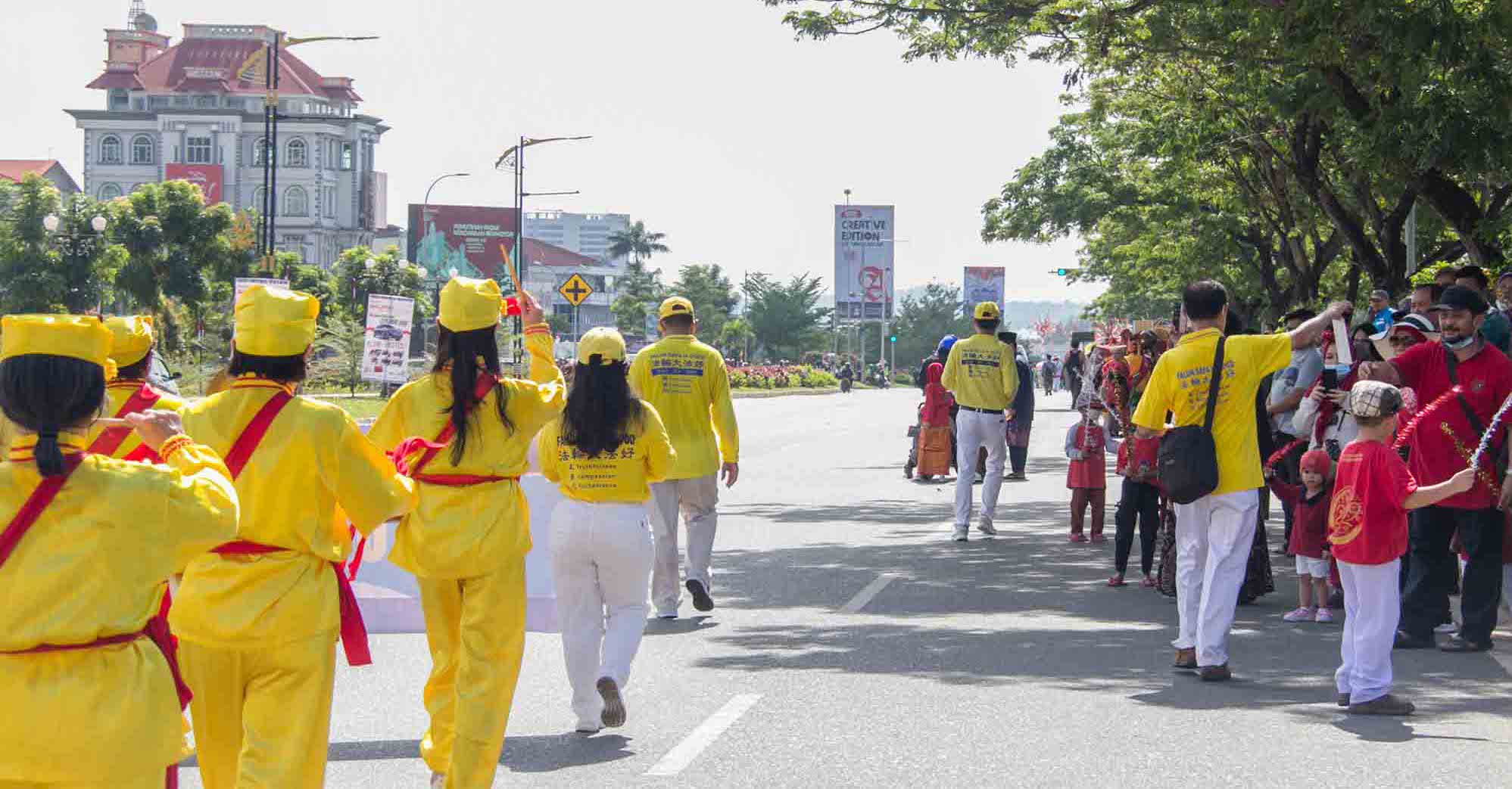 图10~11:法轮功学员向现场民众分发法轮大法真相传单