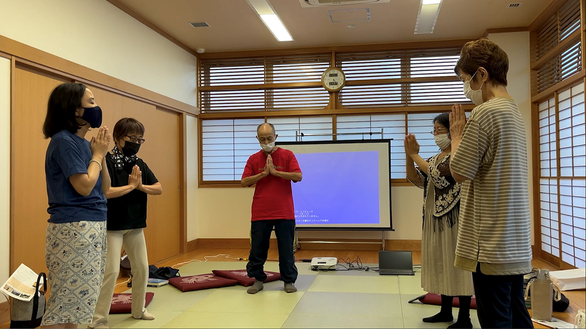 图4:与会者一起学炼法轮功功法