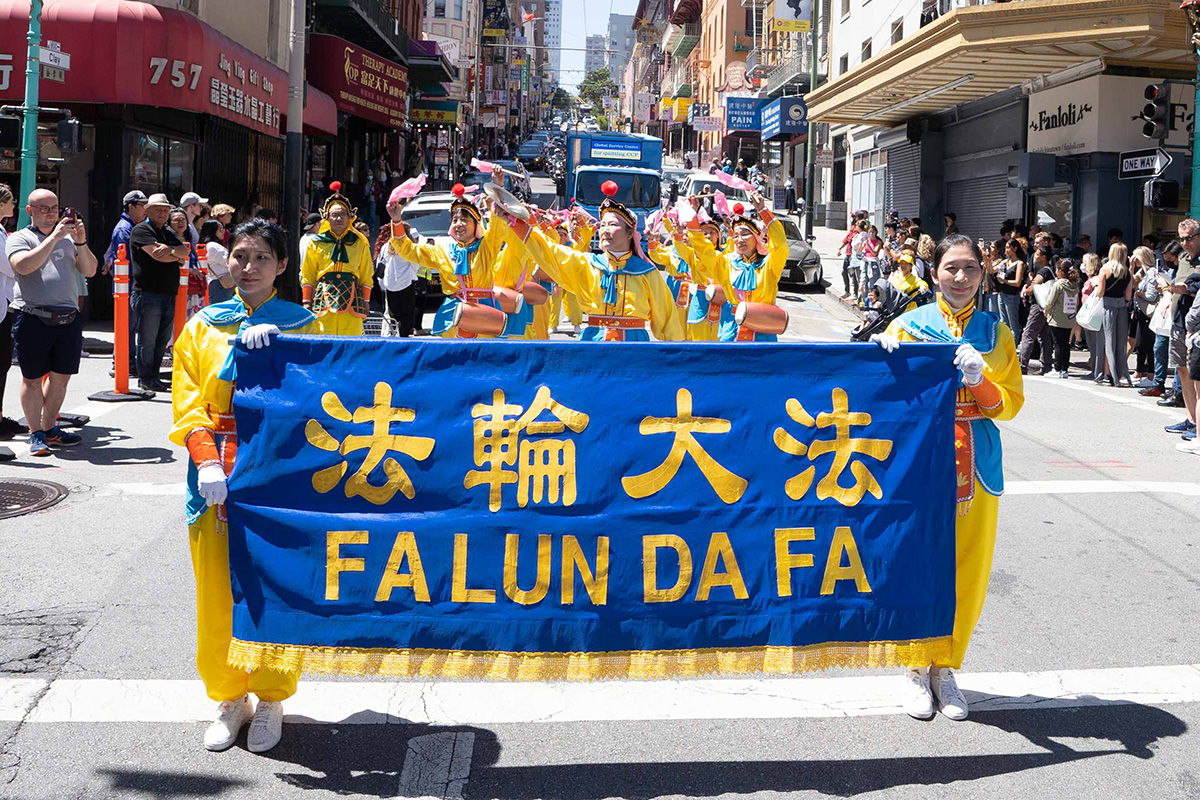 图9~22:大批民众观看游行
