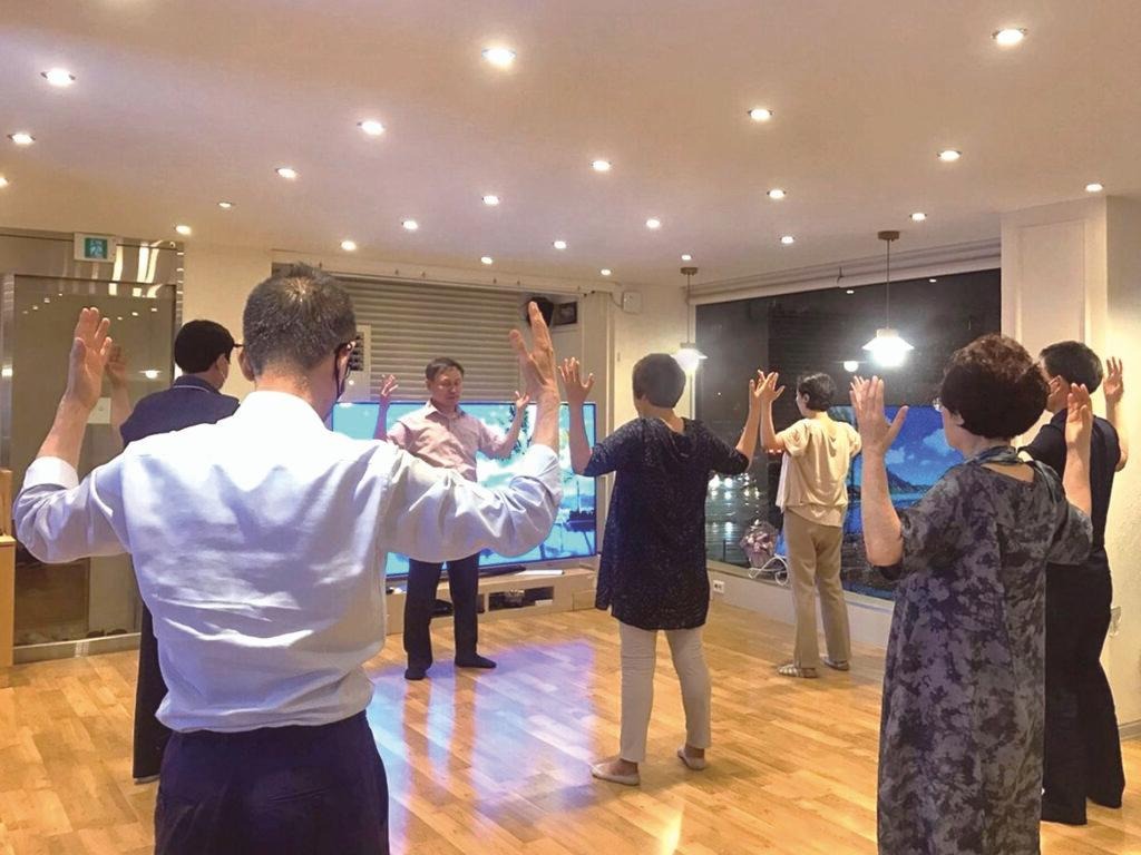 图1:参加七月份九天班(晚间班)的新学员们正在学习法轮大法第二套功法。
