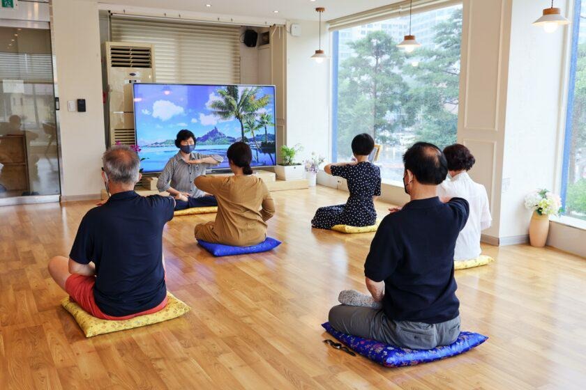 图2:参加七月份九天班(上午班)的新学员们正在学习法轮大法第五套功法。