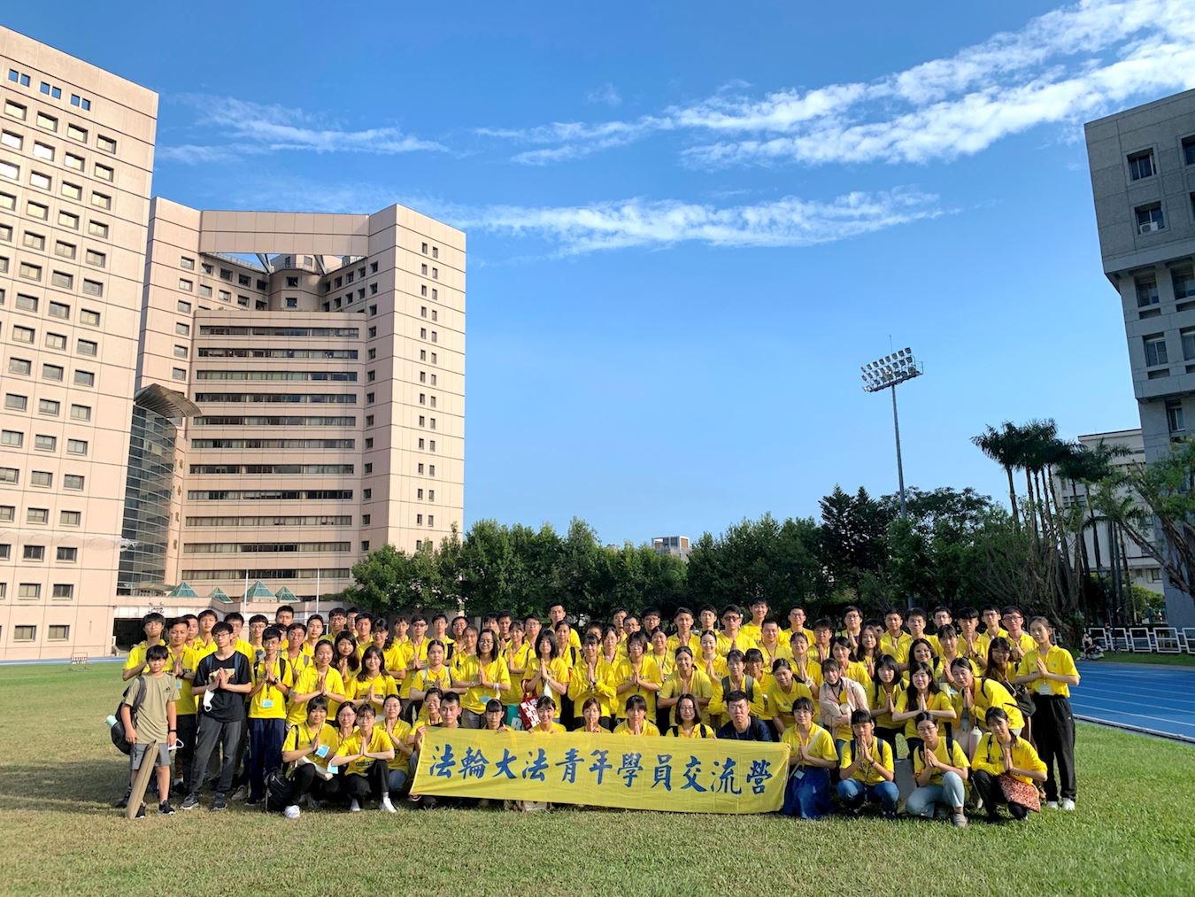 '图1:二零二二年青年学子交流营大合照。'
