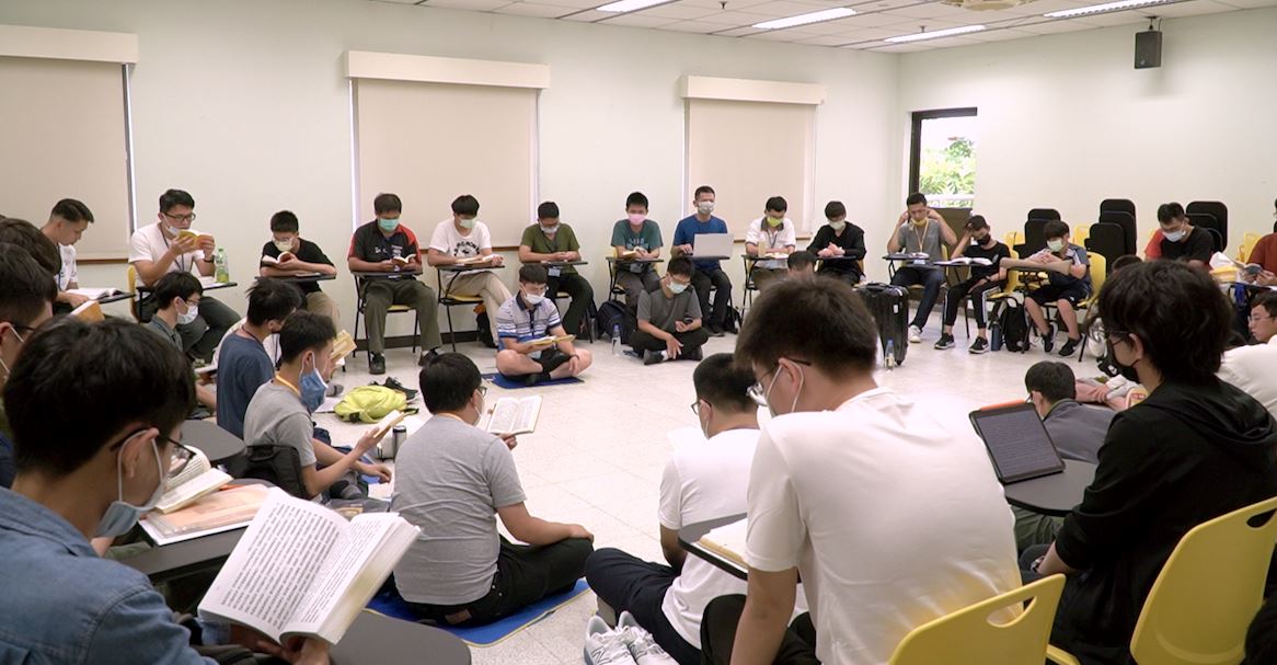 '图2~3:图三:青年学子在学法交流中比学比修。'
