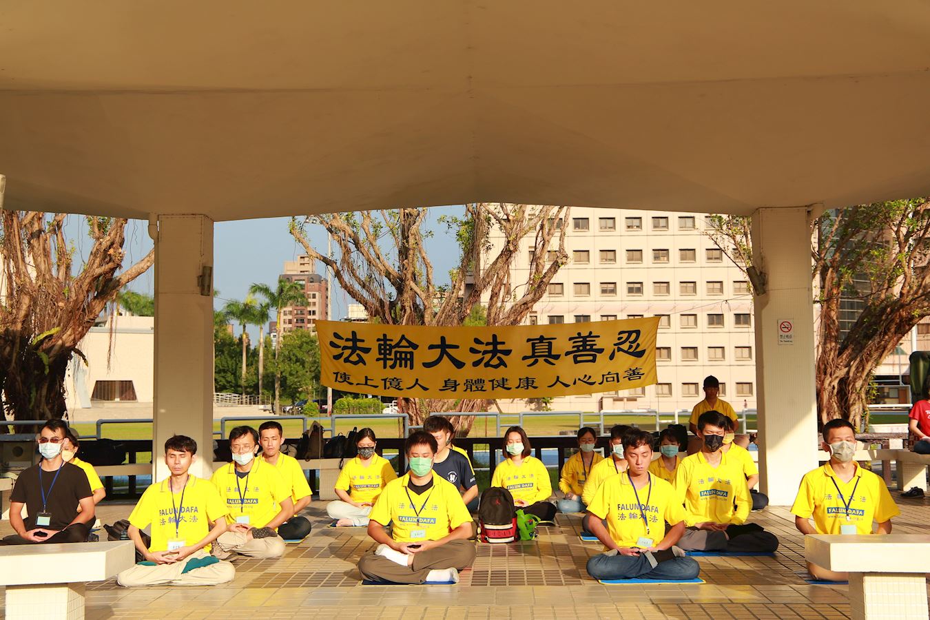 '图4:青年学子清晨集体炼功。'