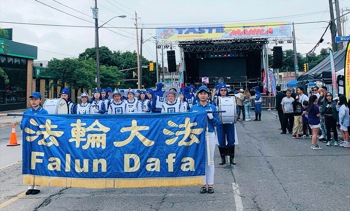 图1:法轮功学员参加菲律宾“马尼拉之味食品街道节”
