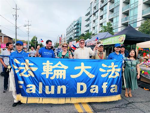 图2:约克中心(York Centre)的市议员詹姆斯-帕斯捷尔纳克(James Pasternak前排左二)、保守党省议员罗宾·马丁(Robin Martin中)和主办方成员。