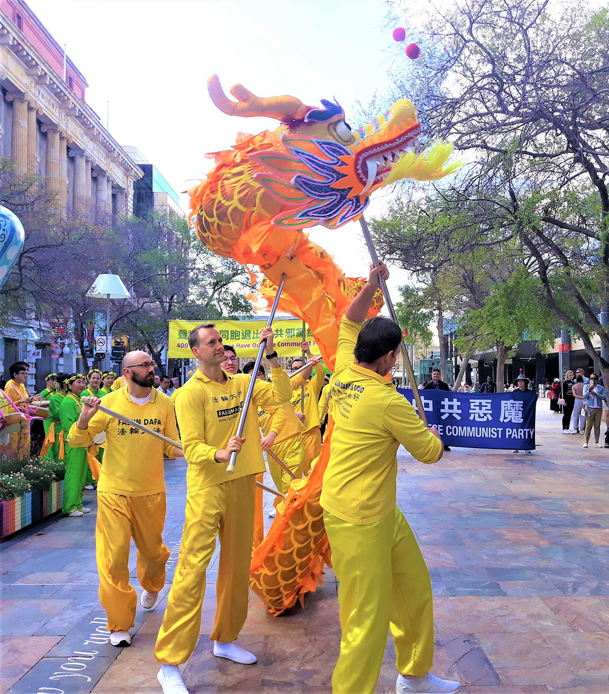 图2:集会现场的舞龙表演