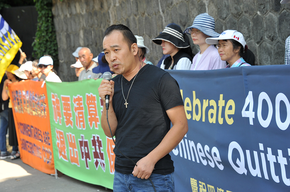 图4:民主人士朱传和在集会现场发言。