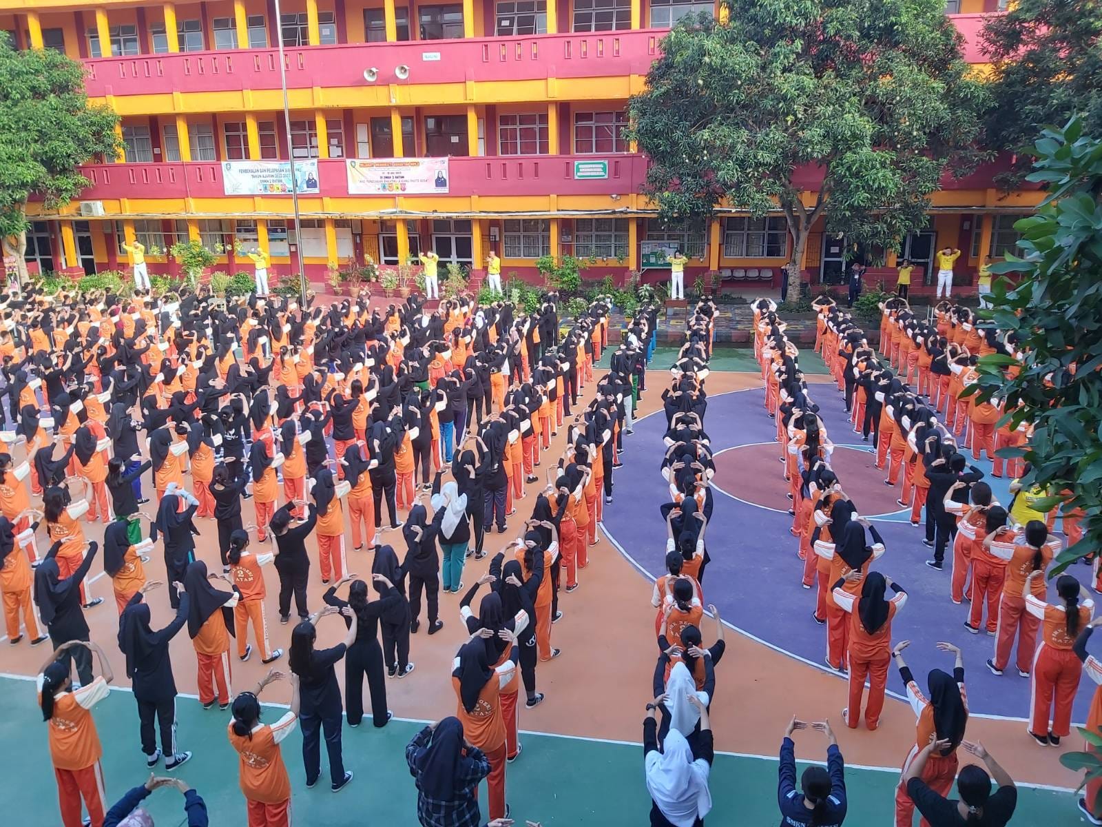 图1~2:二零二二年七月二十九日,法轮功学员在巴淡岛SMK Negeri 2(国立专业中学2)介绍法轮大法功法,有约一千名学生参加。