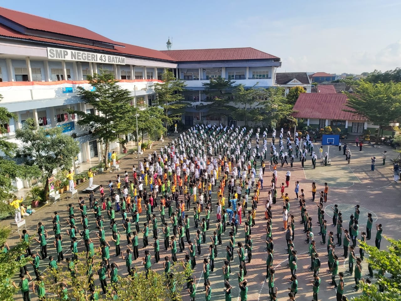 图3~5:二零二二年八月十一日,巴淡岛学员在SMP Negeri 43(国立中学43)介绍法轮大法功法,有约七百名师生参加。