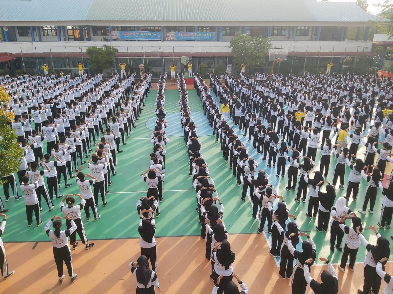 图7~9:二零二二年八月十三日,约一千名SMAN 3(国立中学3)的师生参加法轮大法功法介绍活动。