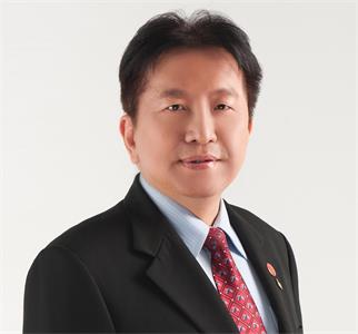 图1:王元甫医师受到《转法轮》的启发,获得医学博士学位。