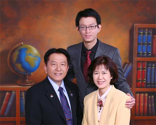 图2:王元甫一家三口修炼,夫妻、亲子之间感情和睦。