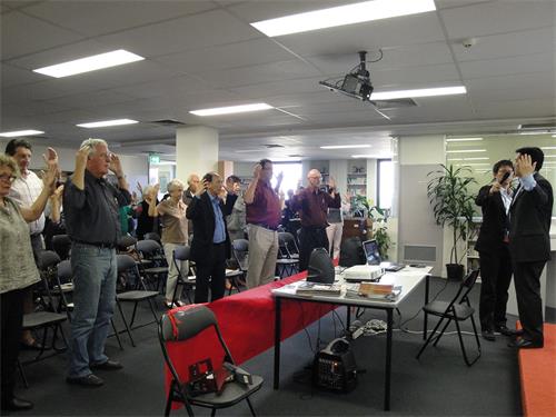 图5:二零一二年四月三日,王元甫在澳洲雪梨(Sydney)华侨文教服务中心(Sydney Chinese Culture & Education centre)演讲,现场教与会者法轮功功法。