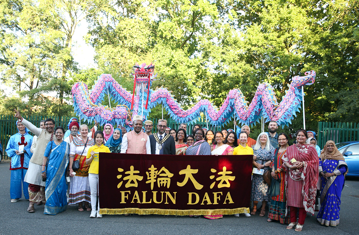 图2:巴西尔登市市长(前排左三)邀请现场观众们与法轮功学员合影。